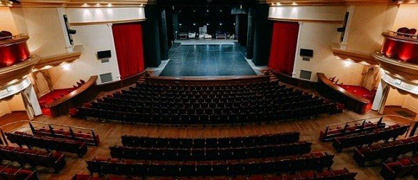 Афиша на уик-энд: праздник хиппи, «Театр изнутри» и всешкольная вечеринка