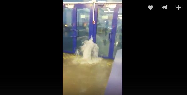 Последствия шторма в городе: упавшие деревья, разбитые авто и фонтаны в ТЦ