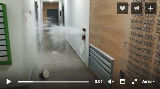 Последствия шторма в городе: упавшие деревья, разбитые авто и фонтаны в ТЦ