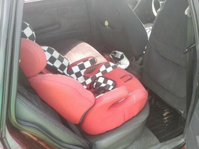 На пути за добавкой пьяную компанию на «Ладе» задержало... дерево