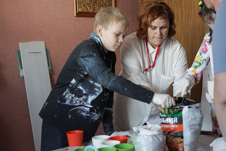 «Научи меня жить»: как в тюменской квартире обучают простым вещам непростых детей