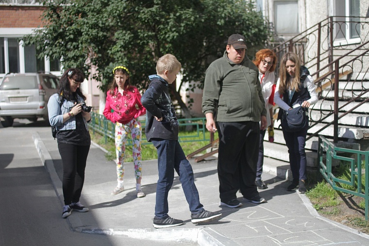 «Научи меня жить»: как в тюменской квартире обучают простым вещам непростых детей