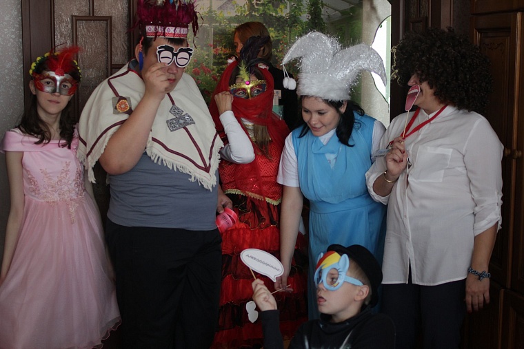 «Научи меня жить»: как в тюменской квартире обучают простым вещам непростых детей