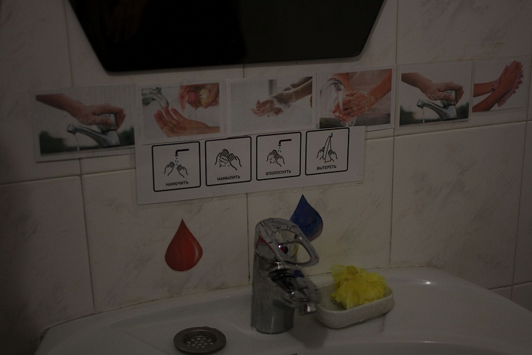 «Научи меня жить»: как в тюменской квартире обучают простым вещам непростых детей