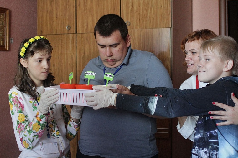 «Научи меня жить»: как в тюменской квартире обучают простым вещам непростых детей