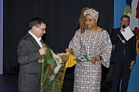 Гостья из Нигерии подарила Владимиру Якушеву национальную рубашку