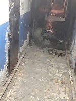 Скандально известный дом в Тюмени добивают вандалы: они сломали канализацию