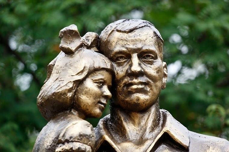 В Тюмени установили первую в России скульптуру отцам