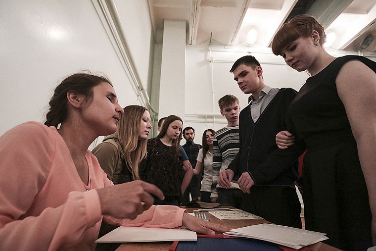 Тюменским студентам показали мир глазами слепых