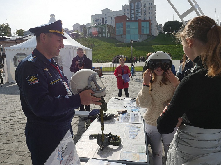 На набережной демонстрируют суперприборы силовиков