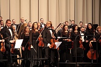 Огурцы, виртуозы и подвиг по расписанию: тюменский оркестр закрывает сезон