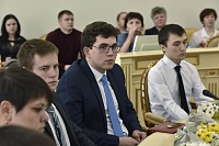 Александр Моор вручил студентам и аспирантам именные удостоверения стипендиатов губернатора