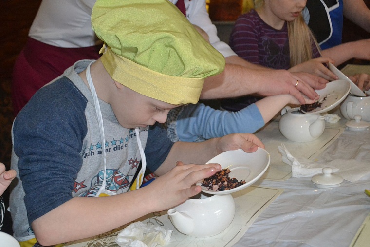 Выход из тени дети с синдромом Дауна начали на кулинарном мастер-классе