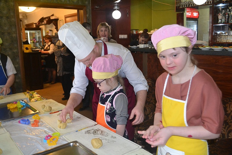 Выход из тени дети с синдромом Дауна начали на кулинарном мастер-классе
