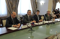Александр Моор и Дмитрий Артюхов обсудили взаимодействие двух регионов