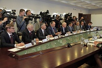 Александр Моор и Дмитрий Артюхов обсудили взаимодействие двух регионов