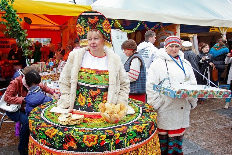Народные умельцы учат тюменцев делать птиц счастья