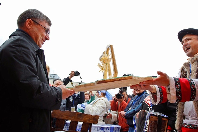 Народные умельцы учат тюменцев делать птиц счастья