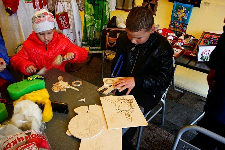 Народные умельцы учат тюменцев делать птиц счастья