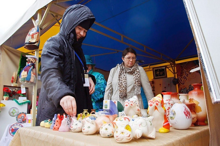 Народные умельцы учат тюменцев делать птиц счастья