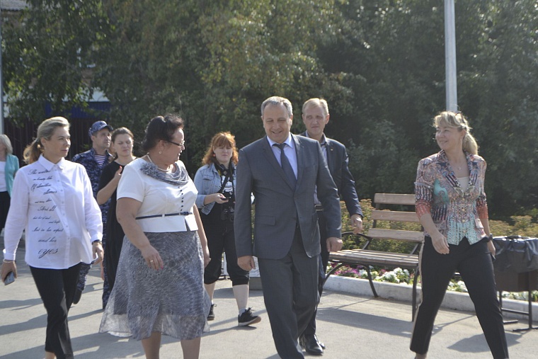 Главный федеральный инспектор отметил доверие родителей к Луговской школе