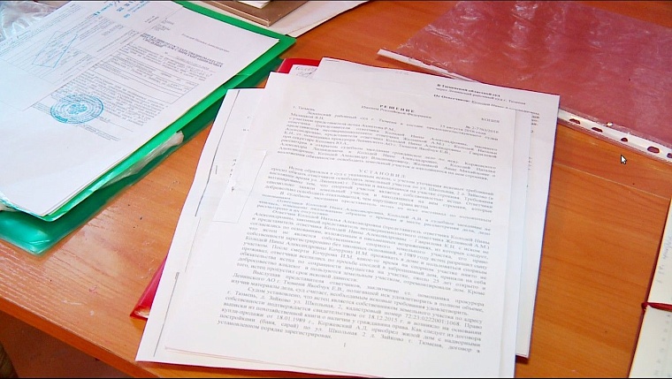 Семью, которая заняла чужой дом, выселяют на улицу