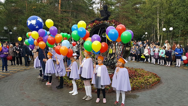 О возрасте тюменского сквера Гимназистов напоминают лишь мощные деревья