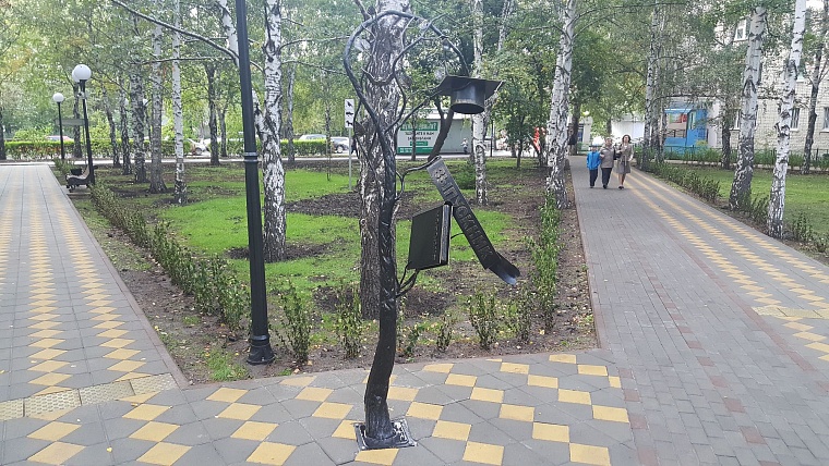 О возрасте тюменского сквера Гимназистов напоминают лишь мощные деревья