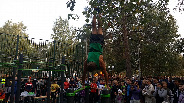 О возрасте тюменского сквера Гимназистов напоминают лишь мощные деревья