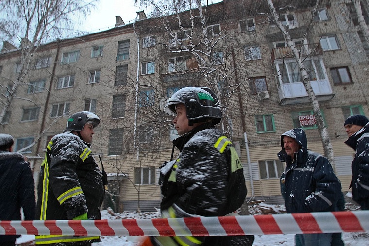 Как и почему обрушилась крыша в тюменской пятиэтажке: репортаж с места ЧП