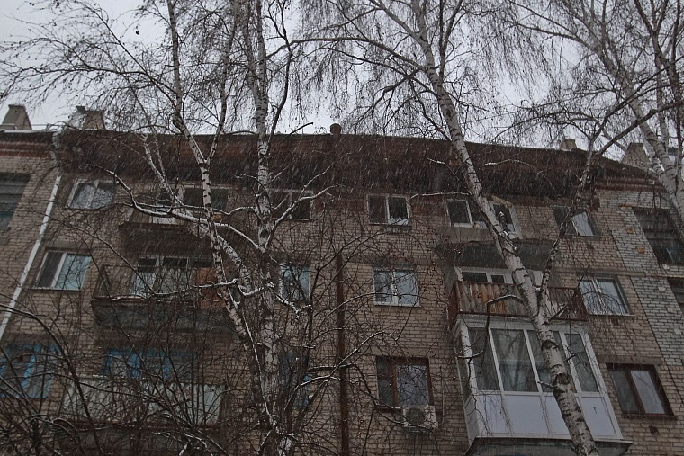 Как и почему обрушилась крыша в тюменской пятиэтажке: репортаж с места ЧП