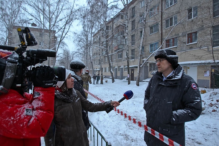 Как и почему обрушилась крыша в тюменской пятиэтажке: репортаж с места ЧП