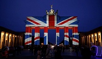 Пока вы спали: мир окрасился в цвета флага Великобритании, 80 тыс. нужно на нормальную жизнь, а славяне празднуют