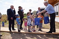 Семья Лазаревых с семью детьми получила ключи от нового дома