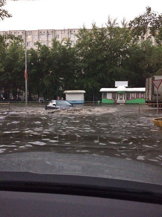 Последствия шторма в городе: упавшие деревья, разбитые авто и фонтаны в ТЦ