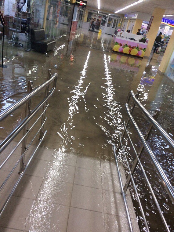 Последствия шторма в городе: упавшие деревья, разбитые авто и фонтаны в ТЦ