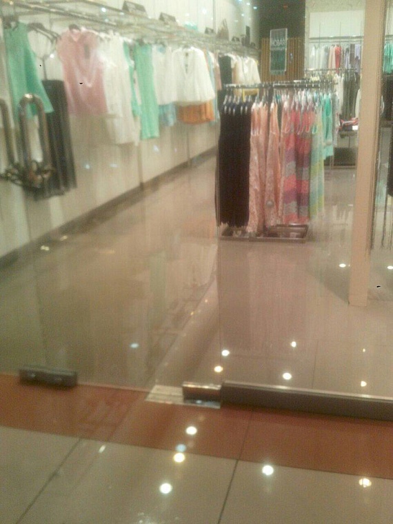 Последствия шторма в городе: упавшие деревья, разбитые авто и фонтаны в ТЦ