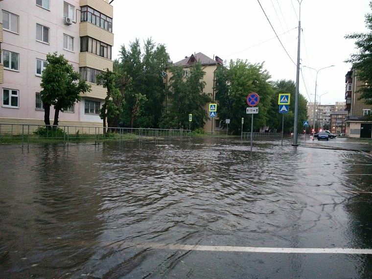 Последствия шторма в городе: упавшие деревья, разбитые авто и фонтаны в ТЦ