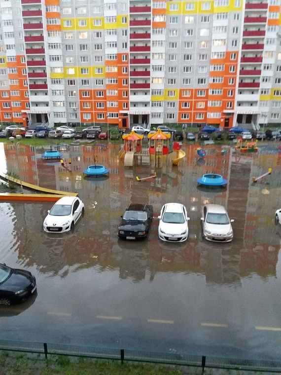 Последствия шторма в городе: упавшие деревья, разбитые авто и фонтаны в ТЦ