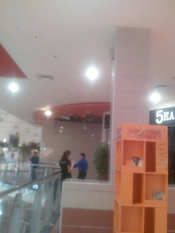 Последствия шторма в городе: упавшие деревья, разбитые авто и фонтаны в ТЦ