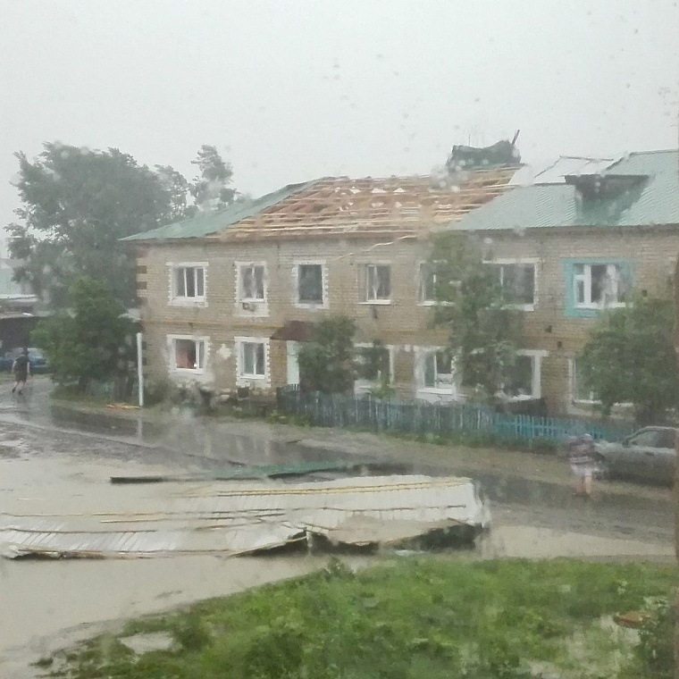 Последствия шторма в городе: упавшие деревья, разбитые авто и фонтаны в ТЦ