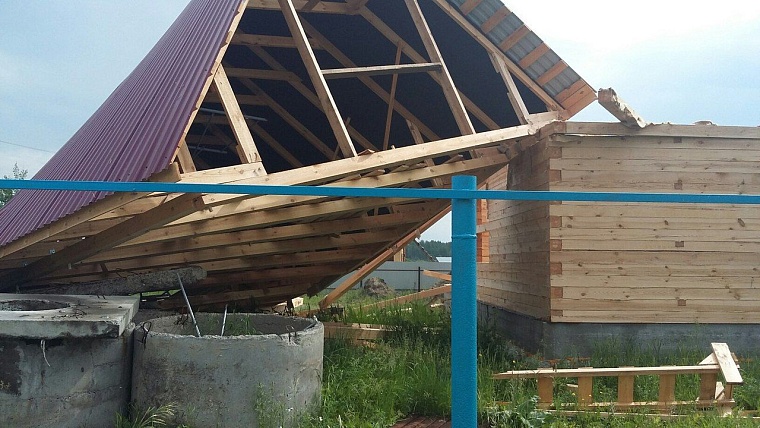 Последствия шторма в городе: упавшие деревья, разбитые авто и фонтаны в ТЦ