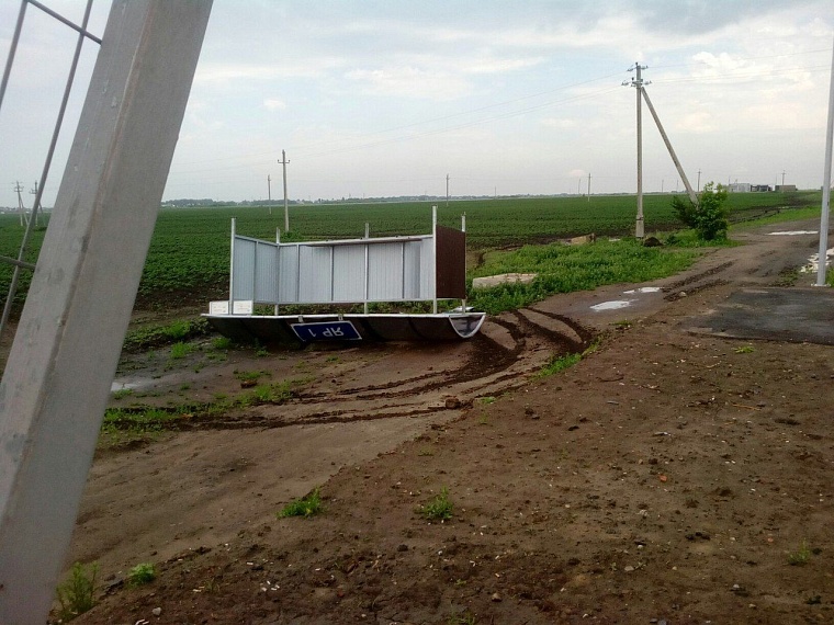 Последствия шторма в городе: упавшие деревья, разбитые авто и фонтаны в ТЦ