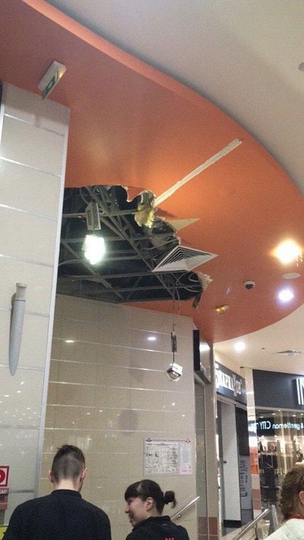 Последствия шторма в городе: упавшие деревья, разбитые авто и фонтаны в ТЦ