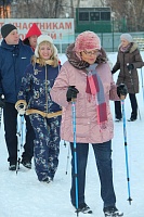 Медицинские сотрудники освоили скандинавскую ходьбу и хоккей в валенках