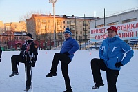 Медицинские сотрудники освоили скандинавскую ходьбу и хоккей в валенках