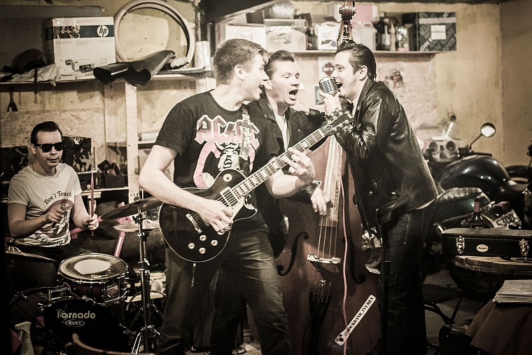 Старые моторы: как ретроводы устраивают движуху в Тюмени