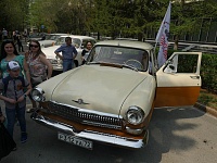 Тюменцы оценили ретро автомобили, принявшие участие в торжественном шествии