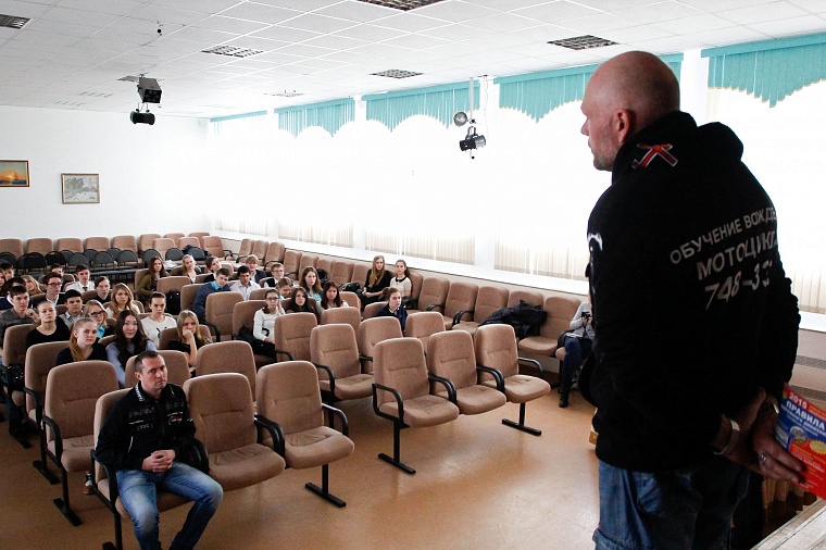 «Ночные волки» побили школьника в учебных целях