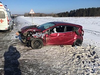 Водитель «Волги» на трассе потерял контроль над машиной и врезался в «Форд»